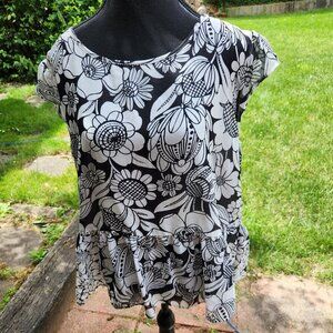 P281. Ann Taylor Black & White Floral Cap sleeve blouse with peplum ruffle |L